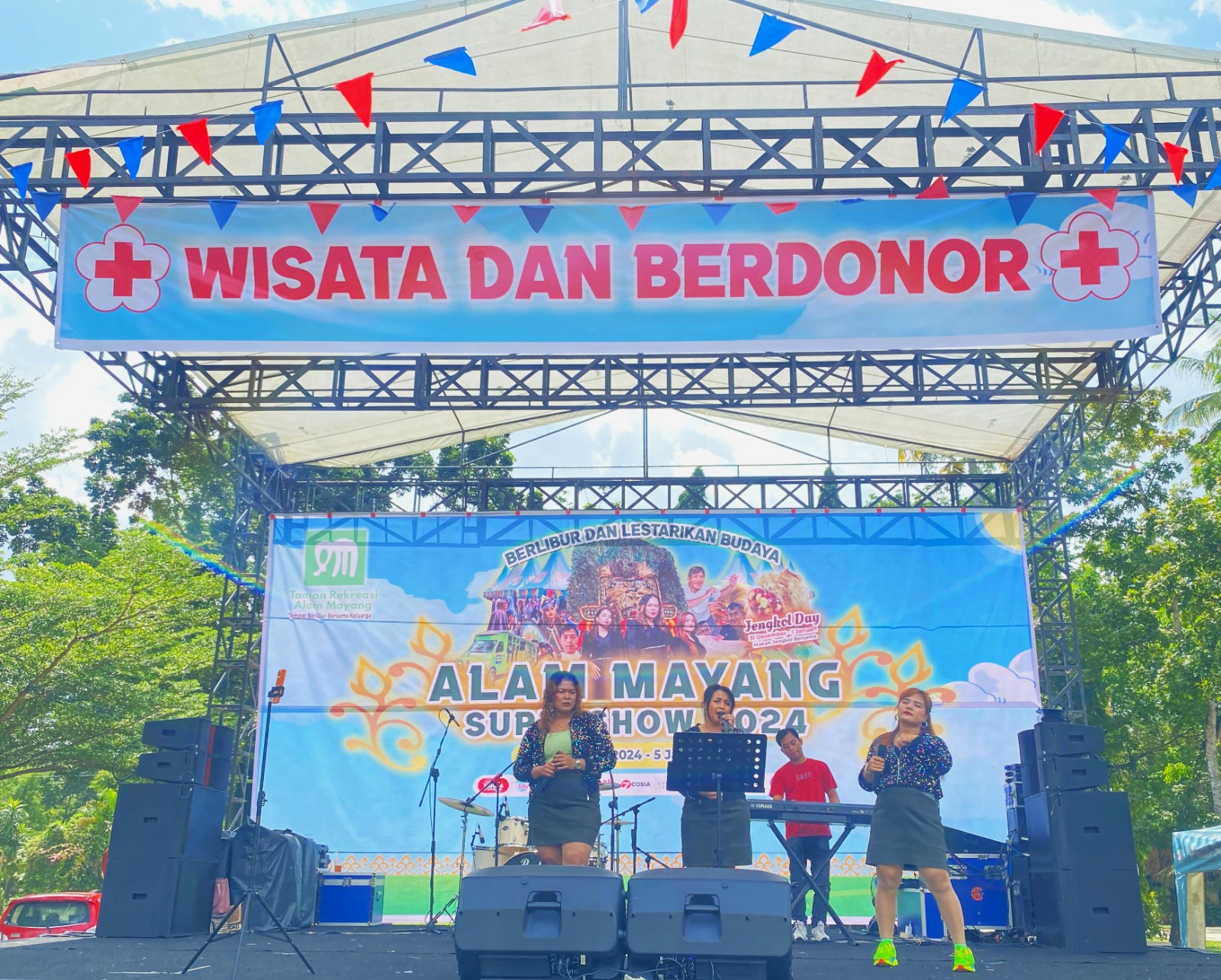 Trio Rajumi tampil dalam Batak Indonesia in Harmony dalam rangkaian acara Alam Mayang Supershow 2024.