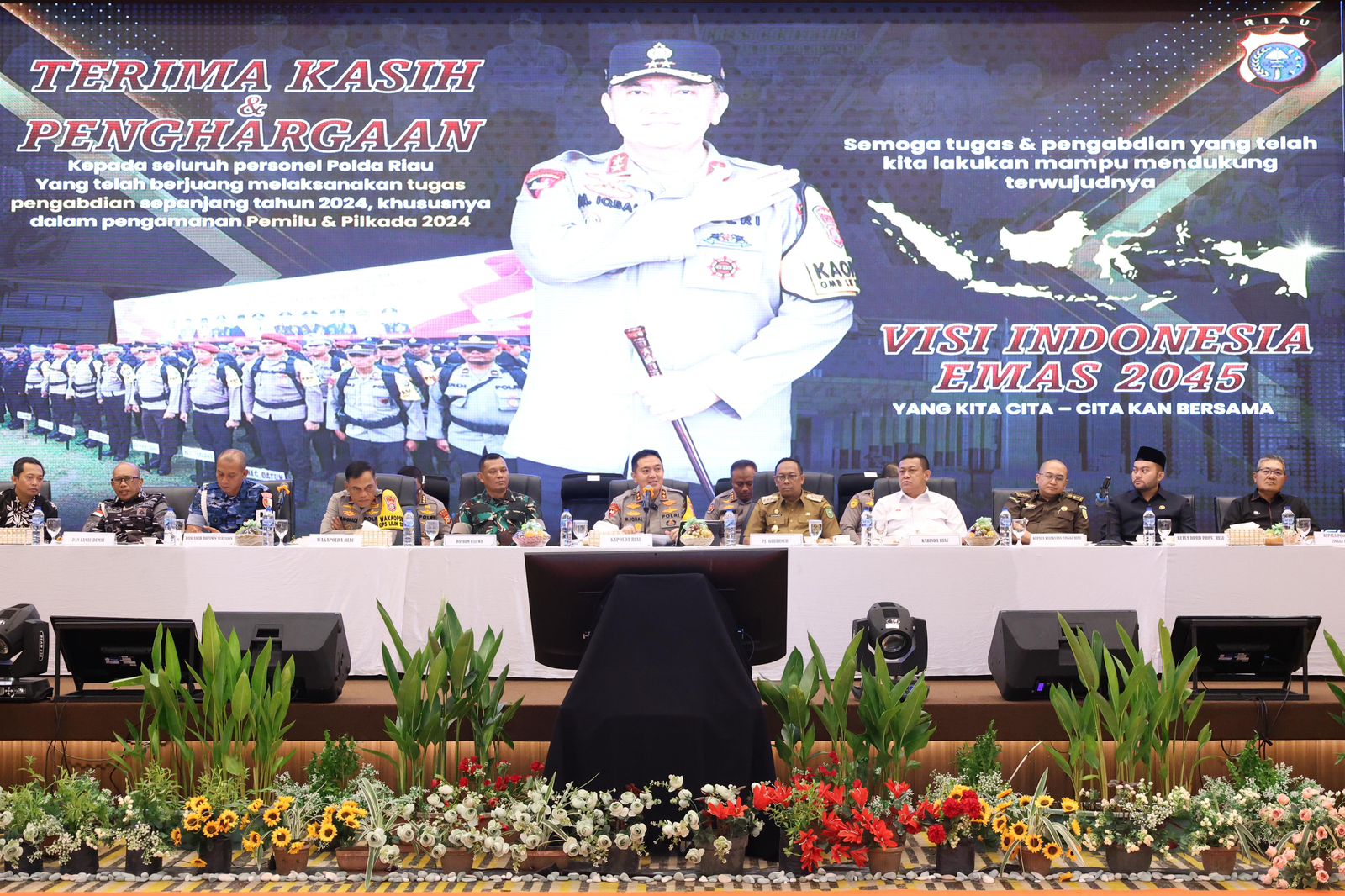 Kapolda Riau Irjen Pol Mohammad Iqbal saat memimpin rilis akhir tahun bersama beberapa pejabat di Provinsi Riau, Selasa (31/12/2024).