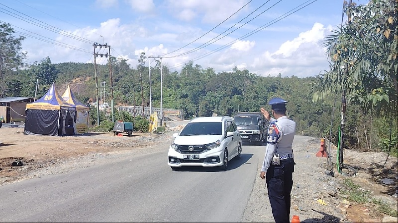 Petugas arus lalu lintas buka tutup di jalan lintas Tanjung Alai, Kecamatan XIII Koto Kampar, Kabupaten Kampar, Selasa (31/12/2024).