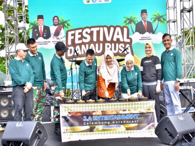 Pj Bupati Kampar Hambali, Pj Sekda Ramlah, dan Pj Ketua PKK Ricana Djayanti Hambali saat pembukaan Festival Danau Rusa di Desa Batu Bersurat, Kecamatan XIII Koto Kampar.