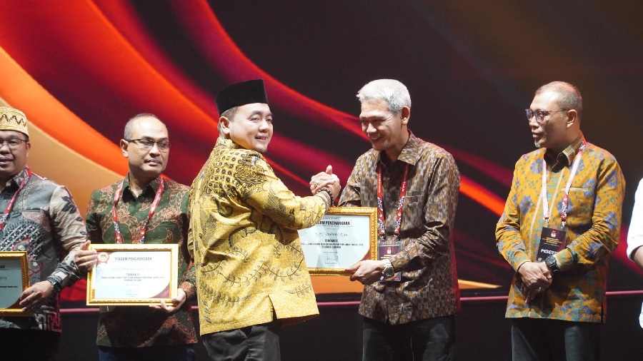Ketua Divisi Teknis Penyelenggaraan KPU Riau, Nahrawi saat menerima penghargaan KPU Riau terbaik I di Jakarta, baru-baru ini.