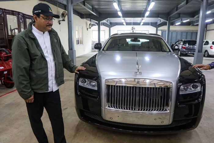 Saifullah Yusuf mengecek kondisi mobil mewah Rolls-Royce yang masuk kategori hadiah tak bertuan di gedung konvensi di TMPNU Kalibata kemarin (30/12).