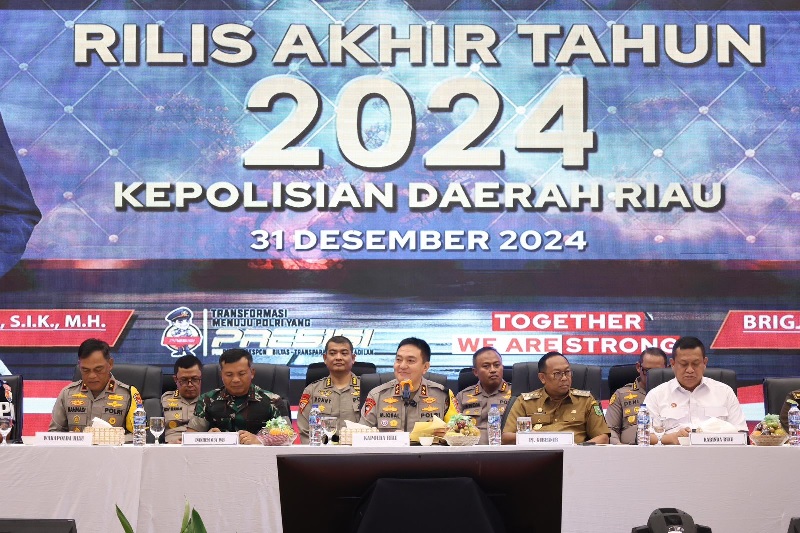 Kapolda Riau Irjen Pol Mohammad Iqbal saat memimpin rilis akhir tahun Polda Riau, Selasa (31/12/2024).