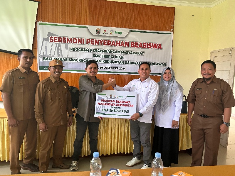 Area Manager EMP Energi Riau Jony Ridas disaksikan Sekcam Kerumutan Widodo SP menyerahkan bantuan beasiswa secara simbolis kepada mahasiswa se-Kecamatan Kerumutan.