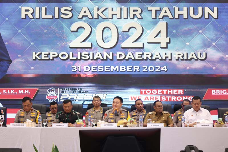 Kapolda Riau Irjen Pol Mohammad Iqbal saat memimpin rilis akhir tahun capaian kinerja Polda Riau di Pekanbaru, Selasa (31/12/2024).