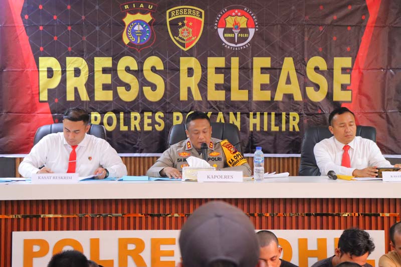 Kapolres Rohil AKBP Isa Imam Syahroni saat menyampaikan keterangan pers pengungkapan kasus sepanjang 2024 yang dilakukan Polres Rohil dan jajaran, Selasa (31/12/2024