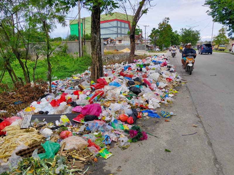 Kondisi sampah yang berserakan di pinggir Jalan Soekarno Hatta, Pekanbaru, Selasa (31/12/2024).