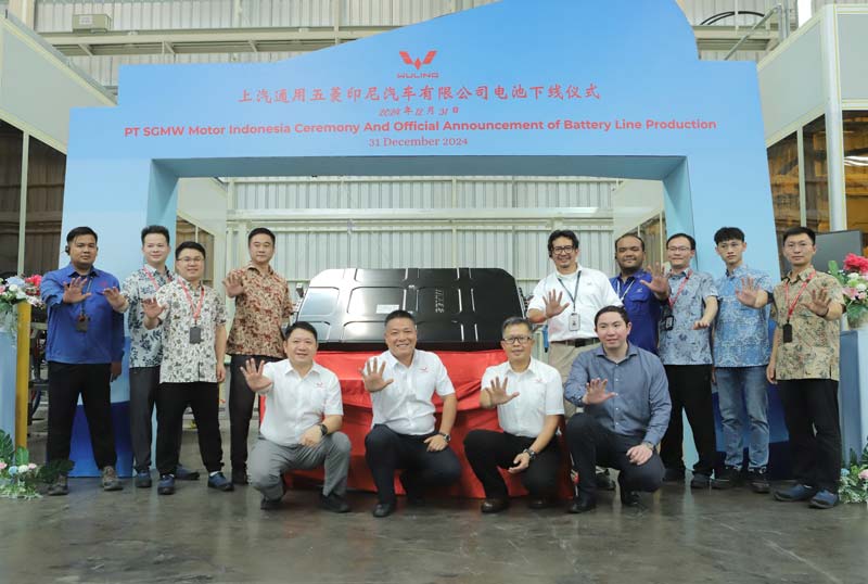 Manajemen PT SGMW Motor Indonesia (Wuling) foto bersama usai meresmikan lini produksi untuk baterai MAGIC di Cikarang, Jawa Barat, Selasa (31/12/2024).