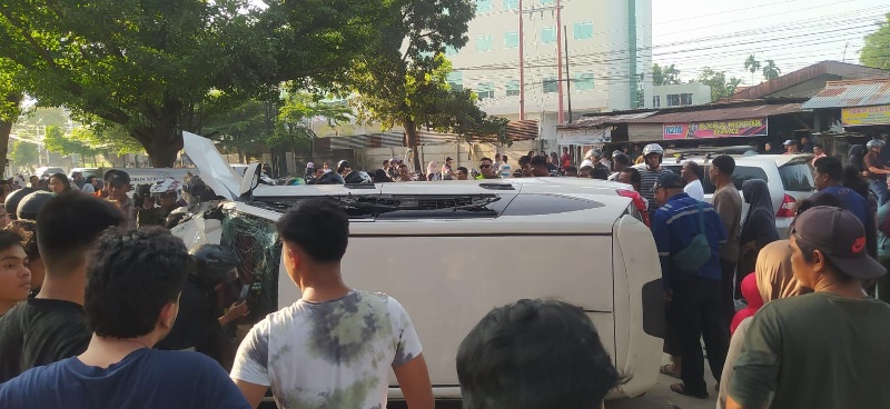 Mobil jenis LCGC yang terbalik usai menabrak pengendara motor hingga tewas di Jalang Hangtuah, Pekanbaru Rabu (1/1/2025) pagi.