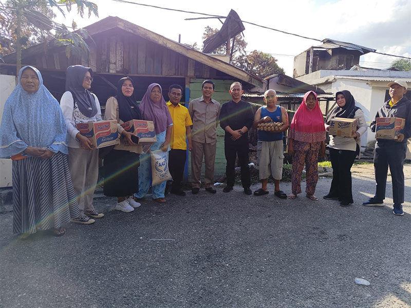 Anggota Fraksi Golkar DPRD Kota Pekanbaru foto bersama korban kebakaran usai memberikan bantuan, Kamis sore (2/1/2025).