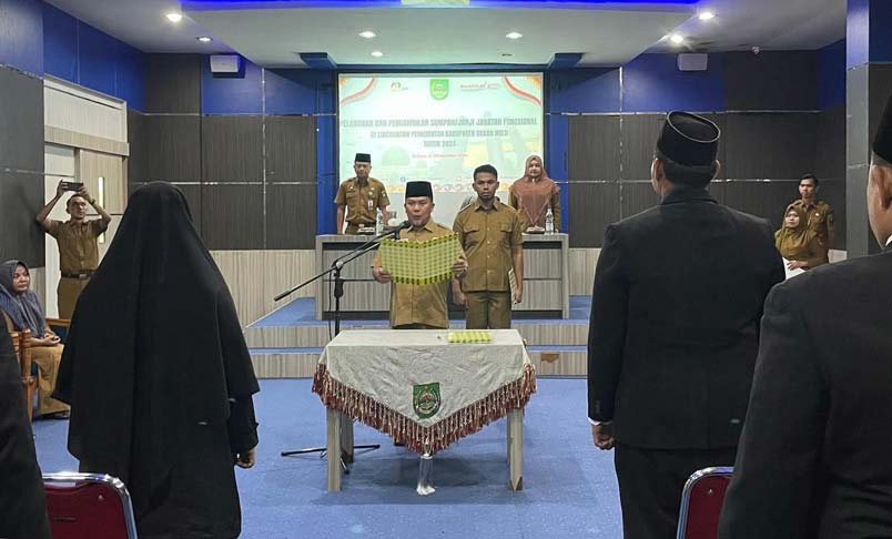 Asisten I Setda Rohul H Fhatanalia Putra SSos melantik dan mengambil sumpah 12 pejabat fungsional di lingkungan Pemkab Rohul