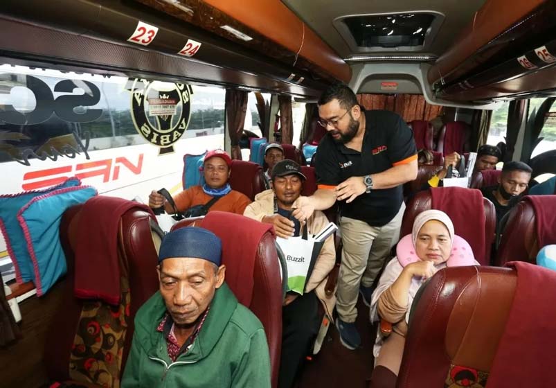 Para penumpang bus SAN mendapatkan pembagian snack dan kalender gratis jelang keberangkatan, belum lama ini.