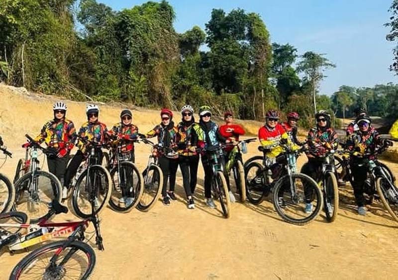 Tim Butterfly Bike Community Family foto bersama saat mengikuti kegiatan gowes, belum lama ini.