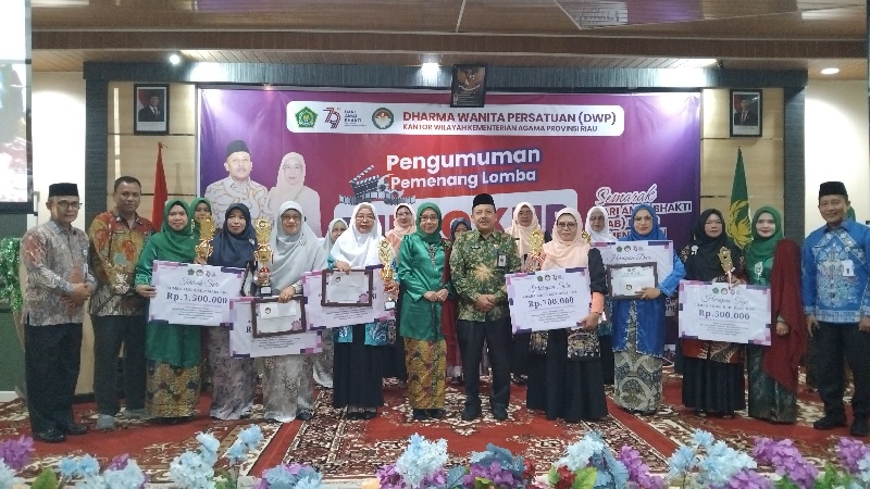 Kakanwil Kemenag Riau Muliardi foto bersama para juara lomba dalam rangka semarak HAB 79 DWP Kemenag Riau di auala Kemenag Riau, Kamis (2/1/2025).