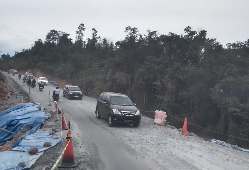 Kendaraan melewati jalan lintas Riau-Sumatera Barat di Km 106-107 Desa Tanjung Alai, Kecamatan XIII Koto Kampar, Kabupaten Kampar