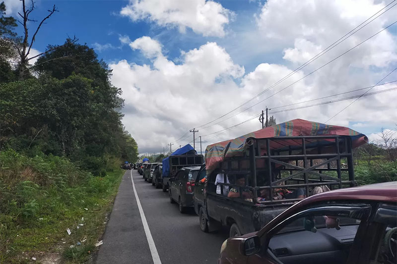 Kendaraan dari arah Sidikalang, Kabupaten Dairi tepatnya sebelum Simpang Tele, sudah mengular dan menyebabkan macet panjang menuju kawasan wisata Tele, Samosir, Kamis (2/1/2025).