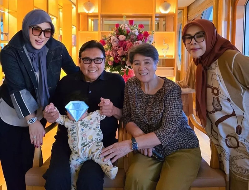 Keluarga Syahrini dan Reino Barack berkumpul di Singapura di momen libur tahun baru.