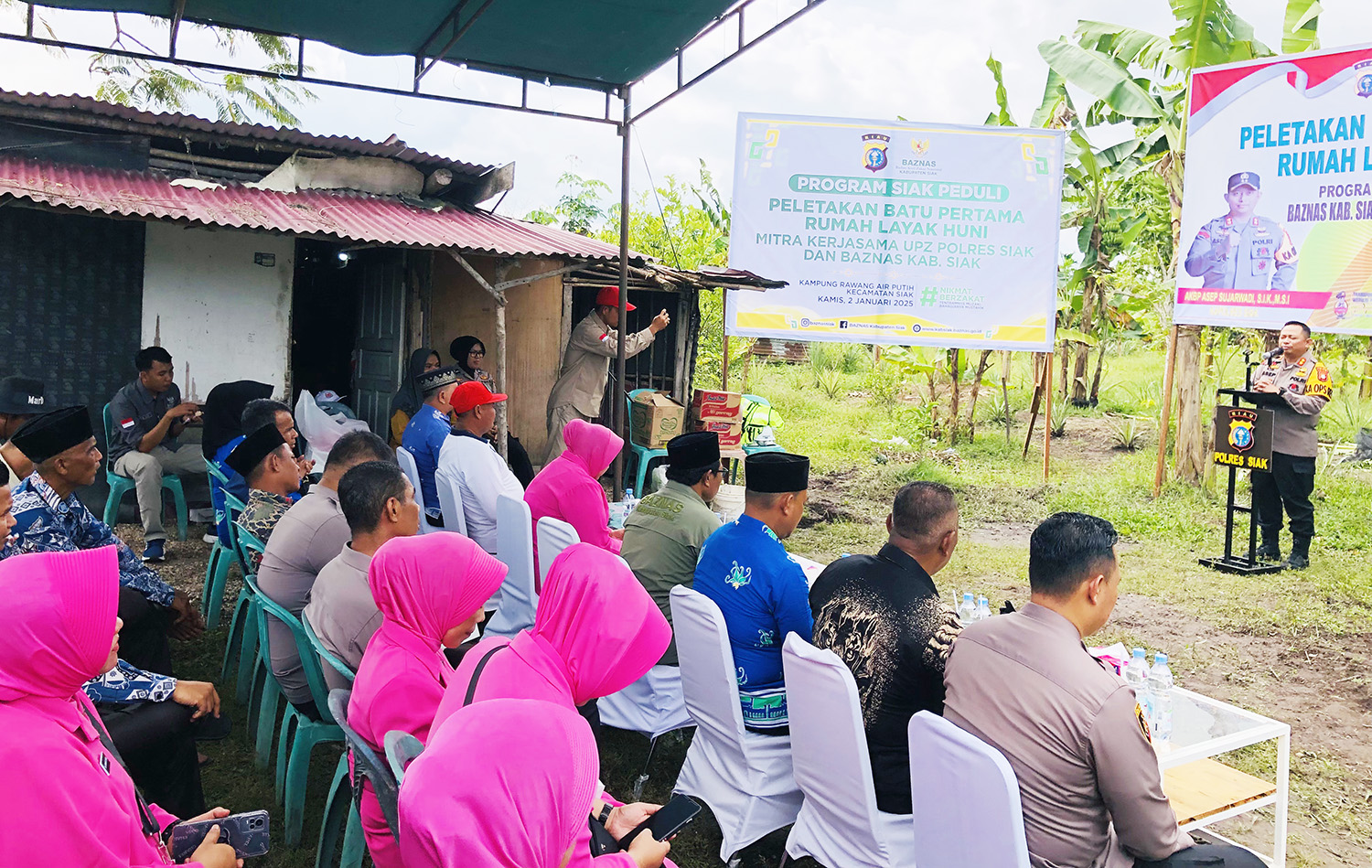 Kapolres Siak AKBP Asep Sujarwadi memberikan sambutan sebelum melakukan peletakan batu pertama di kediaman Lia Jelita di Kampung Rawang Air Putih, Kecamatan Siak, Kamis (2/1/2025).