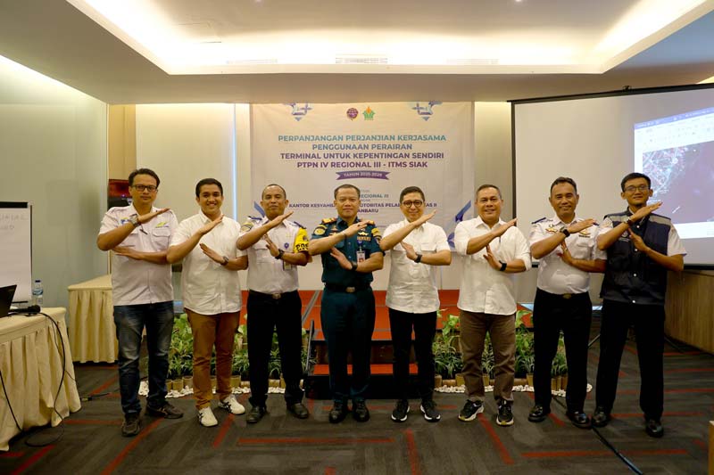 Kepala KSOP Kelas II Pekanbaru Sadeli dan SEVP Business Support PTPN IV Regional III Ahmad Diponegoro berfoto bersama usai penandatanganan perpanjangan perjanjian