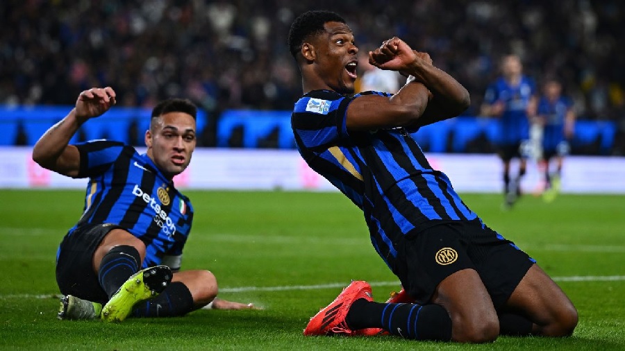 Denzel Dumfries  (kanan) dan Lautaro Martinez melakukan selebrasi usai membobol gawang Atalanta pada semifinal Piala Super Italia di Al-Awwal Park, Riyadh, Jumat (3/1/2025) dini hari WIB.