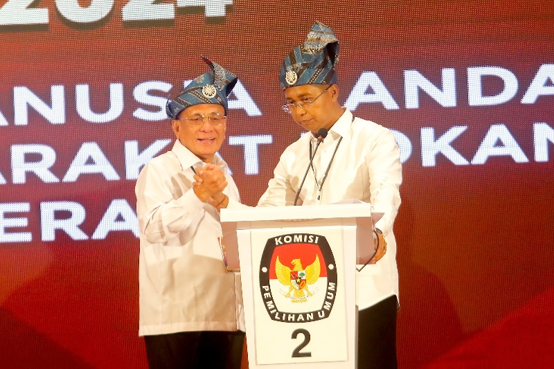 Paslon H Bistamam dan Jhony Charles (BNijak) saat mengikuti debat publik di Pekanbaru.