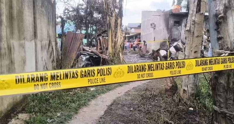 Garis polisi terpasang di TKP kebakaran gudang kayu yang diduga jadi tempat penimbunan BBM di Jalan Gunung Raya, Kelurahan Rejosari, Kecamatan Tenayan Raya, Pekanbaru. Foto diambil Jumat (3/12/2024)