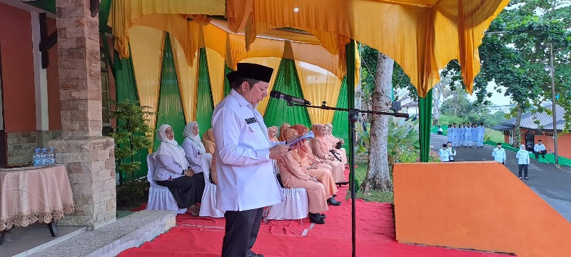 Gubernur Riau diwakili Asisten I Zulkifli Syukur memimpin upacara HAB ke-79 Kemenag sebagai inspektur upacara.