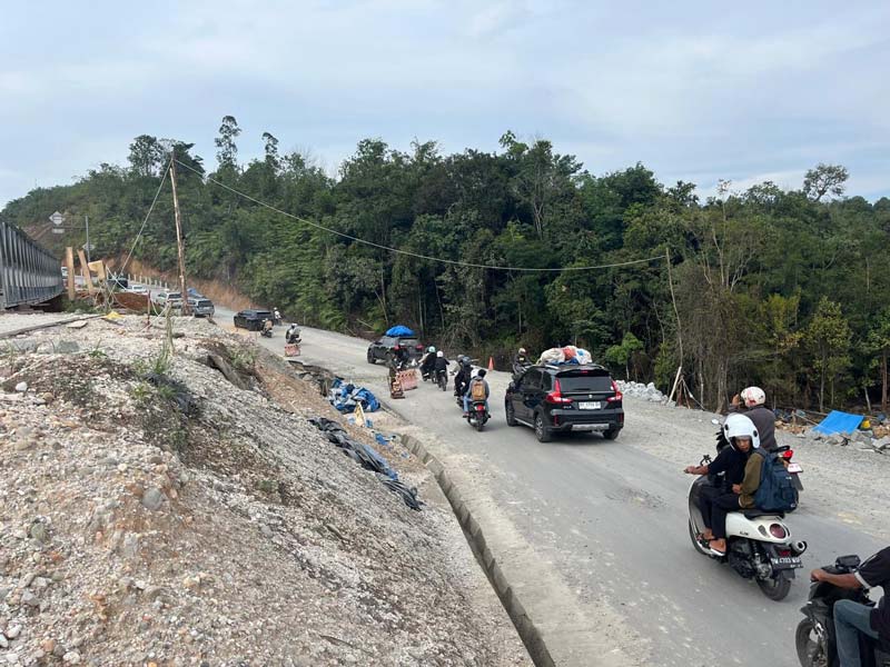 Lalu lintas kendaraan lancar saat melewati jalan lintas Riau-Sumatera Barat di Km 106-107 Desa Tanjung Alai, Kecamatan XIII Koto Kampar, Jumat (3/1/2025).