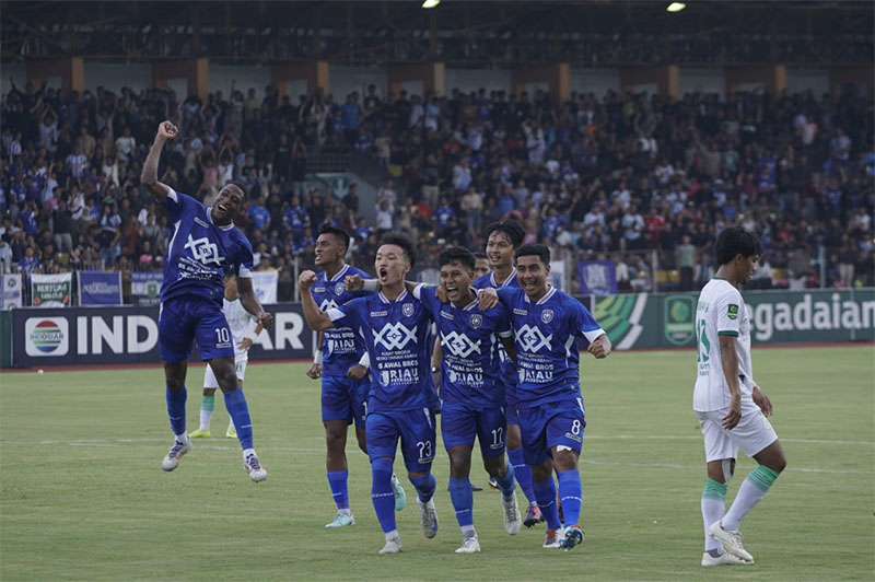 Selebrasi para pemain PSPS Pekanbaru usai Noriki Ikada cetak gol ke gawang PSMS, di Stadion Kaharuddin Nasution Rumbai, Sabtu (4/1/2025).