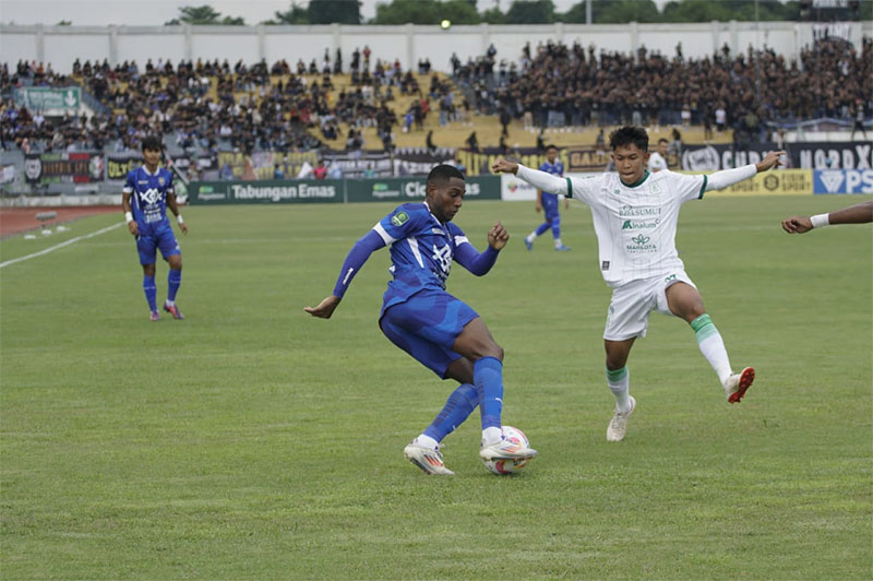 PSPS&nbsp;Pekanbaru (biru) menjamu PSMS (putih), pada lanjutan Kompetisi Sepakbola Pegadaian Liga 2 Indonesia 2024, putaran kedua, di Stadion Kaharuddin Nasution Rumbai, Sabtu (4/1/2025).