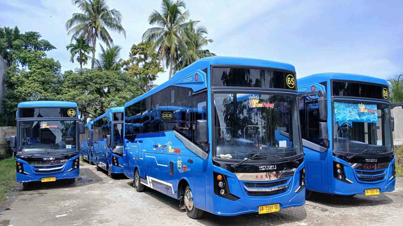Sejumlah bus Trans Padang koridor 3 terparkir dan tidak beroperasi di Padang, Sumatera Barat, Jumat (3/1/2025).