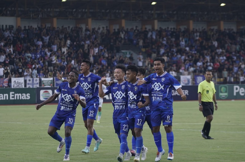 Pemain PSPS Pekanbaru melakukan selebrasi usai Noriki Akada mencetak gol tunggal kemenangan ke gawang PSMS Medan di Stadion Kaharuddin Nasution, Rumbai, Sabtu (4/1/2025).