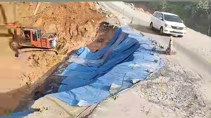 Sebuah mobil melintas di Jalan Lintas Riau-Sumbar km 106-107 Desa Tanjung Alai, Kecamatan XIII Koto Kampar Kabupaten Kampar yang masih buka tutup, Sabtu (4/1/2025).