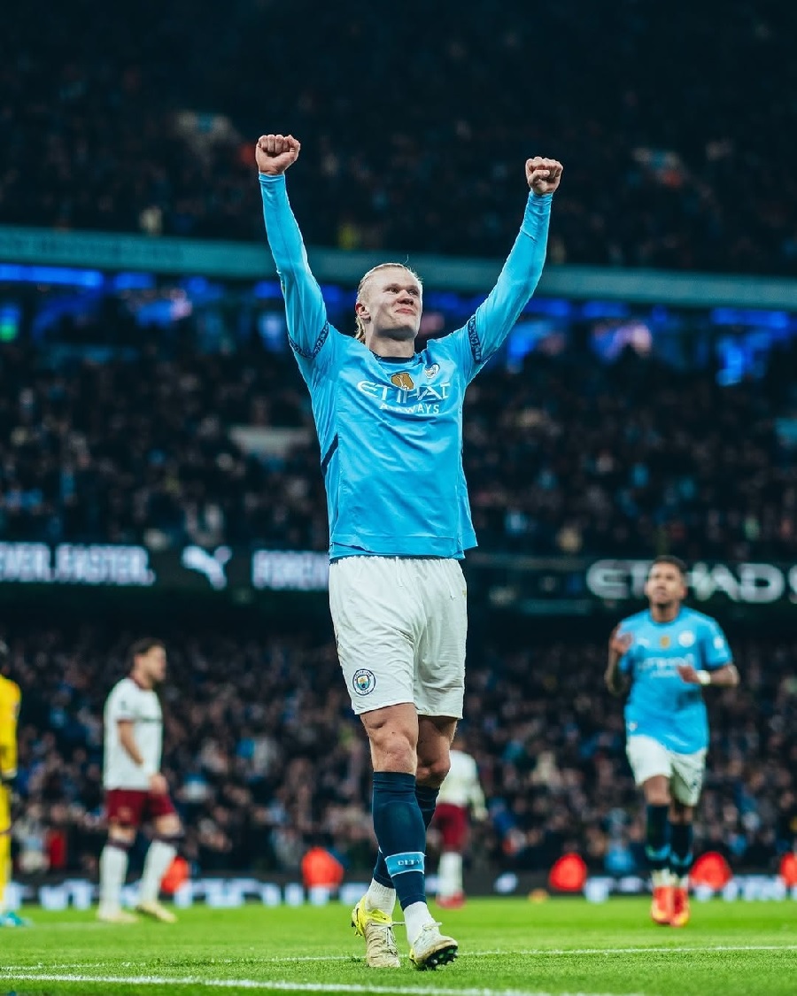 Erling Haaland tampil gemilang dengan mencetak dua gol saat Manchester City menghajar west Ham 4-1 di Etihad Stadium.
