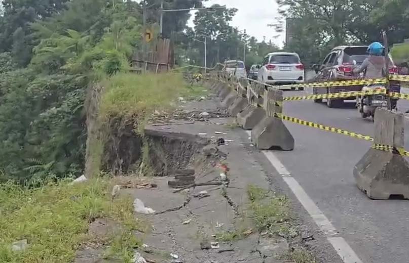 Badan jalan nasional di jalur Padang-Bukittinggi, tepatnya di kawasan dekat Malibo Anai, Kabupaten Padangpariaman, Sumatera Barat terlihat longsor, Ahad (5/1/2025).