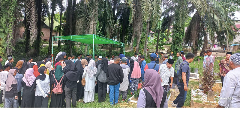 Pemakaman jenazah almarhumah Halimah Tu Sadiah dihadiri para pelayat di pemakaman di daerah Umban Sari, Senin (6/1/2025).