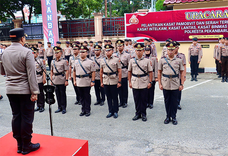 Kapolresta Pekanbaru Kombes Pol Jeki Rahmat Mustika SIK MH saat memimpin upacara pisah sambut Pejabat utama Polresta, Senin (7/1/2025) pagi