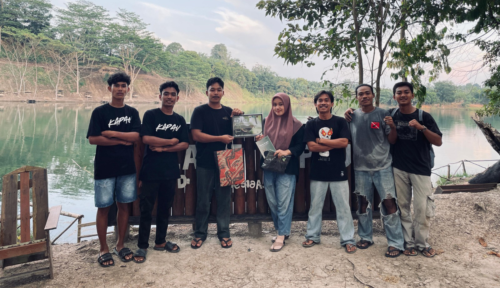 Pengelola memberikan door prize kepada pengunjung (pakai hijab) dengan tampilan foto terheboh, Jumat (3/1/2025).
