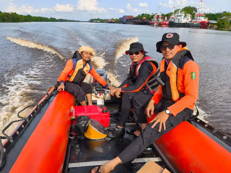 Anggota Tim SAR mencari ABK asal Malaysia yang jadi korban tenggelam di Sungai Siak, Rantau Panjang, Koto Gasib, Siak, Ahad (5/1/2025).