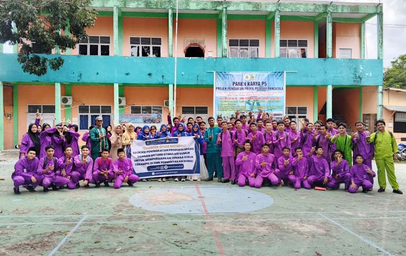 Tim PKM dosen dan mahasiswa UIR foto bersama siswa dan guru SMK Perminyakan usai PKM, baru-baru ini.