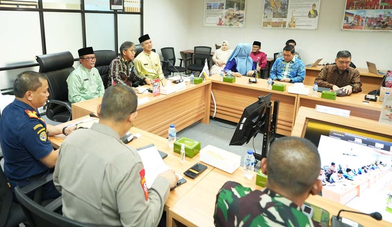 Sekda Siak Arfan Usman bersama Kepala Perwakilan SKK Migas Sumbagut Rikky Rahmat Firdaus rapat koordinasi dengan operasional KKKS