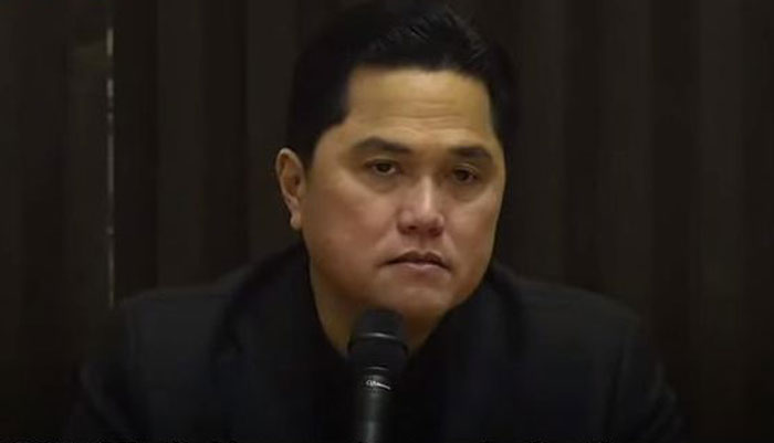 Ketua Umum PSSI Erick Thohir saat menyampaikan keterangan pers terkait pemberhentian pelatih Shin Tae-yong di Jakarta, Senin (6/1/2024).