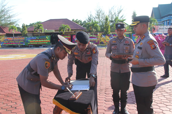 Kapolres Bengkalis AKBP Setyo Bimo Anggoro memimpin upacara serah terima jabatan (Sertijab) di Polres Bengkalis.