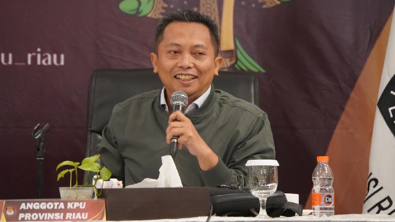 Anggota KPU Riau, Nugroho Noto Susanto sebut pihaknya menunggu surat dinas KPU RI sebelum menetapkan pasangan calon gubernur-wakil gubenur terpilih.