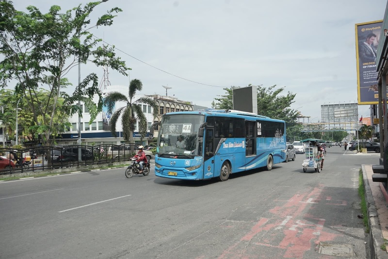 Bus Trans Metro Pekanbaru (TMP) saat beroperasi di Jalan Sudirman Pekanbaru, beberapa waktu lalu.