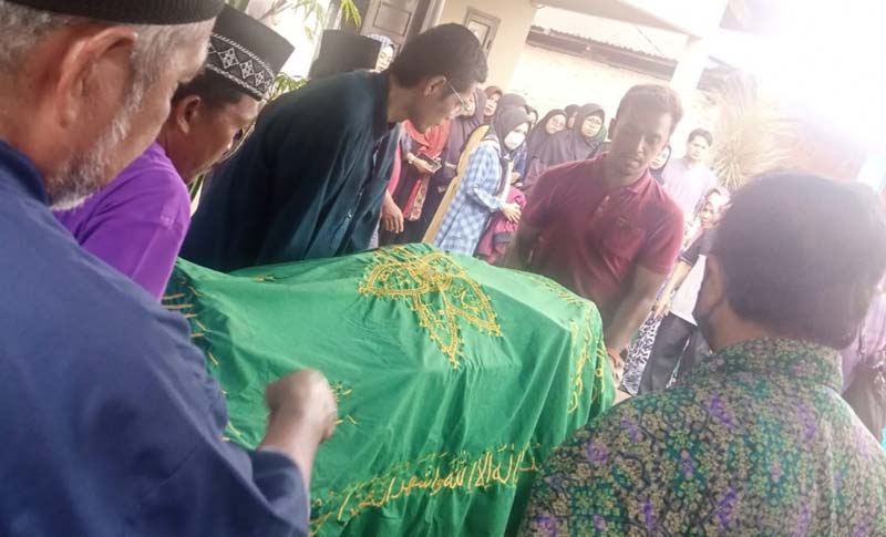 Keluarga saat melepaskan kepergian Halimah Tu Sadiah dari rumah duka di Jalan Pala Sari, Umban Sari Kecamatan Rumbai, Senin (6/1/2025).