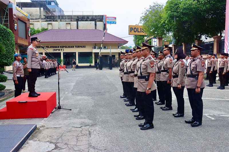 Kapolresta Pekanbaru Kombes Jeki Rahmat Mustika memimpin upacara sertijab pejabat utama di lingkungan Polresta Pekanbaru, Senin (6/1/2025).