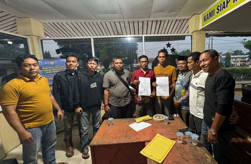 Kedua belah pihak yang bertikai dalam kasus ricuh di Turnamen Selunak Cup foto bersama sambil memperlihatkan surat perdamaian di Mapolsek Peranap