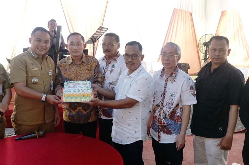 Direktur Riau Pos Asmawi Ibrahim menyerahkan kue ulang tahun yang diterima Owner Metro Plaza Drs Khendra Maruli,saat ulang tahun Metro Plaza Pasar Swalayan ke-22, Senin (6/1/2025).