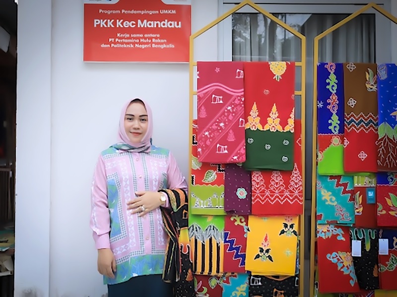 Dewi Asdinar, Ketua PKK Kecamatan Mandau saat memamerkan hasil karya Batik Mandau di workshopnya yang terletak di areal gedung perkantoran Kecamatan Mandau, Kabupaten Bengkalis.
